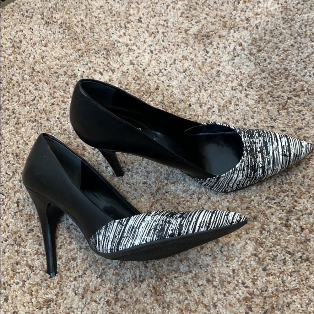 Guess pumps